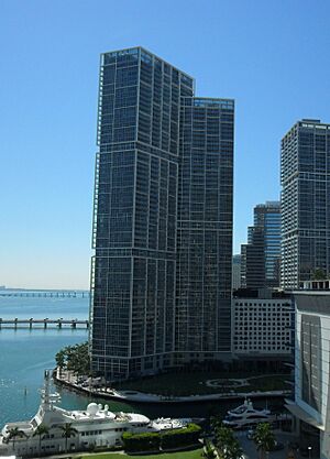 Archivo:Icon Brickell North Tower from Wachovia Financial Center parking garage