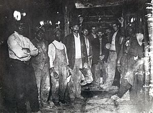 Archivo:Italian and African-American Clay Miners in Mine Shaft
