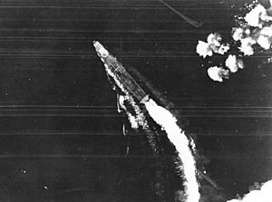 Archivo:Japanese aircraft carrier Hiryu maneuvers to avoid bombs on 4 June 1942 (USAF-3725)