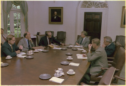 Archivo:Jimmy Carter and Zbigniew Brzezinski meet with Senators Sam Nunn, Thomas McIntyre, John Stennis and Henry Jackson. - NARA - 180246
