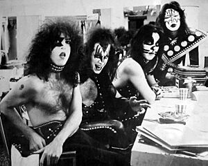 Archivo:Kiss at backstage (1975)