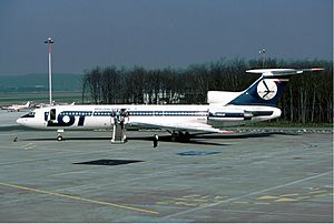 Archivo:LOT Tupolev Tu-154M Marmet