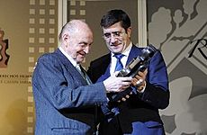 Marcos Ana recibiendo el Premio René Cassin de Derechos Humanos (2010)