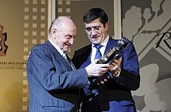 Archivo:Marcos Ana recibiendo el Premio René Cassin de Derechos Humanos (2010)