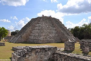 Archivo:Mayapan Ruins - 2017 Yucatan Mexico 01