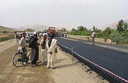 Archivo:Men watching road work on Kabul-Kandahar Highway in 2003