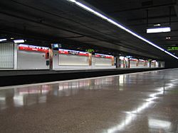 Archivo:Metro Barcelona station Bellvitge L1