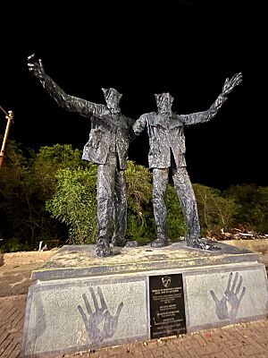 Archivo:Monumento Los embarradores Riohacha Colombia-20240901