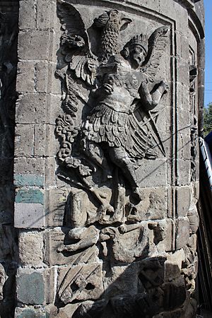 Archivo:Monumento a los españoles caídos en 1520 en Tlaltecayohuacan - Templo de San Hipólito 01