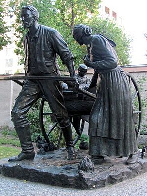 Archivo:Mormon Pioneer handcart statue