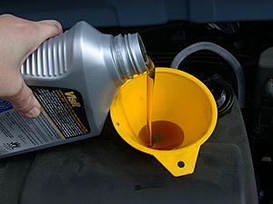 Archivo:Motor oil refill with funnel
