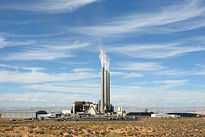 Archivo:Navajo Generating Station from the south