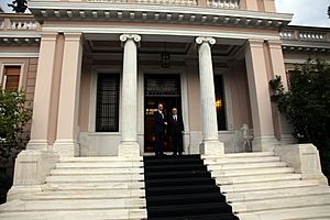 Archivo:Papandreou Papademos - Ceremony for the official handover - 11 November 2011 (7)