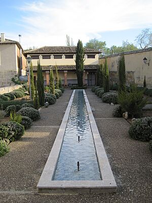 Archivo:Patio del monasterio de Santa Clara, Astudillo