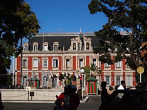 Archivo:Presidential office in Antananarivo Madagascar