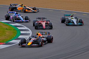 Archivo:Red Bull Racing's Sergio Perez, Ferrari's Charles Leclerc, Mercedes' Lewis Hamilton, Alpine's Fernando Alonso and McLaren's Lando Norris battling over the final podium place at the 2022 British Grand Prix at Silverstone. (52210246114)