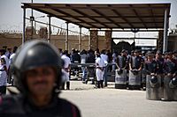 Archivo:Riot police outside Mubarak courthouse
