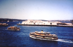 Archivo:SYDNEY OPERA HOUSE under construction and ferries including BELLUBERA and KARINGAL 1962