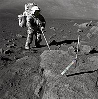 Archivo:Schmitt Covered with Lunar Dirt - GPN-2000-001124