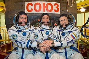 Archivo:Soyuz MS-02 crew in front of their spacecraft