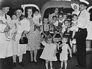 Archivo:StateLibQld 2 164435 Children arriving at City Hall for vaccinations, Brisbane, 1951