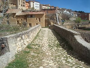 Archivo:Suelo empedrado del puente medieval del barranco de Torre de Arcas (Teruel)
