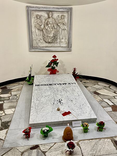 Tomba Benedetto XVI 2023