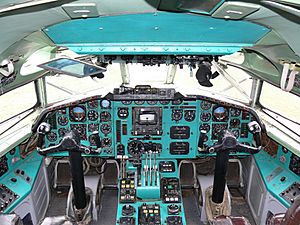 Archivo:Tu-154 pilótafülke