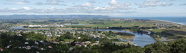Archivo:Whakatane with River and Hinterland