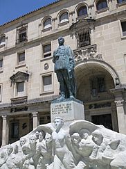 Archivo:057 Monument al general Saro, Plaza de Andalucía