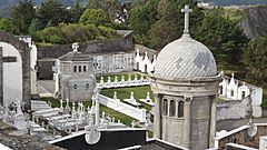 Archivo:200. Posh mausoleums in Luarca