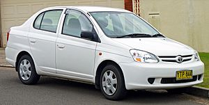 Archivo:2002-2005 Toyota Echo (NCP12R) sedan 01
