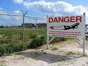 Archivo:Airport Danger Jet Blast Sign (6543945505)