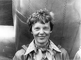 Archivo:Amelia Earhart standing under nose of her Lockheed Model 10-E Electra, small