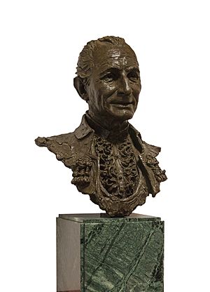 Archivo:Angel Peralta bronze bust Luis Sanguino Real Maestranza Seville Spain