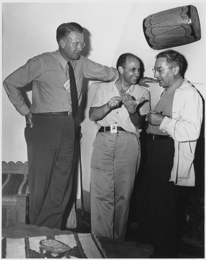 Archivo:Atomic physicists Ernest O. Lawrence, Enrico Fermi, and Isidor Rabi - NARA - 558595