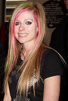 Archivo:Avril Lavigne (crop)