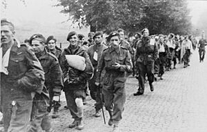 Archivo:British paratroops being marched away by their German captors