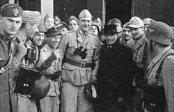 Archivo:Bundesarchiv Bild 101I-567-1503C-15, Gran Sasso, Mussolini vor Hotel