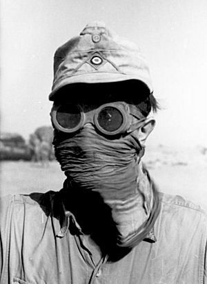 Archivo:Bundesarchiv Bild 101I-785-0285-14A, Nordafrika, Soldat mit Sandschutz.2