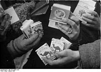 Archivo:Bundesarchiv Bild 183-19000-3293, Berlin, Schwarzmarkt -Zigaretten