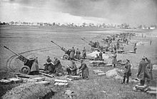 Archivo:Bundesarchiv Bild 183-E0406-0022-012, Sowjetische Artillerie vor Berlin
