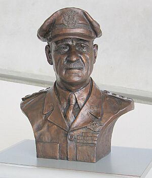 Archivo:CarlSpaatz-bust