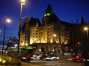 Archivo:Château Laurier at night, 2005