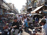 Archivo:Chau Van Diep Street Market 2007