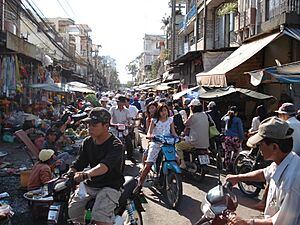 Archivo:Chau Van Diep Street Market 2007