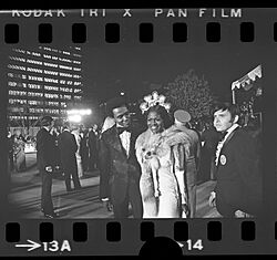 Archivo:Cicely Tyson and Arthur Mitchell arriving at the 45th annual Academy Awards in Los Angeles, Calif., 1973