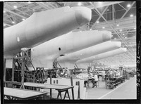 Archivo:Construction of aircraft at the Glenn L. Martin plant at Baltimore, MD. Fuselages, just out of the assembly jigs are... - NARA - 520743