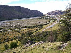 Archivo:El Chaltén y el río de las Vueltas