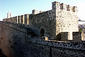 Archivo:Elvas Castle, Alentejo, Portugal, 29 September 2005